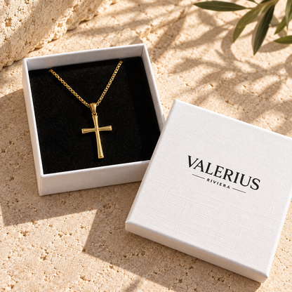 Collier Croix Épure doré présenté dans le coffret Valerius Riviera