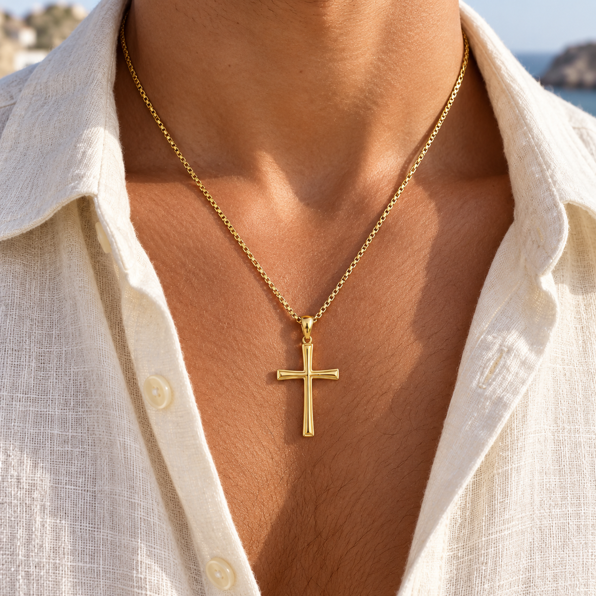 Collier Croix Épure doré porté — gros plan